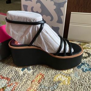 Vince Camuto Graceny wedge sandals size 5